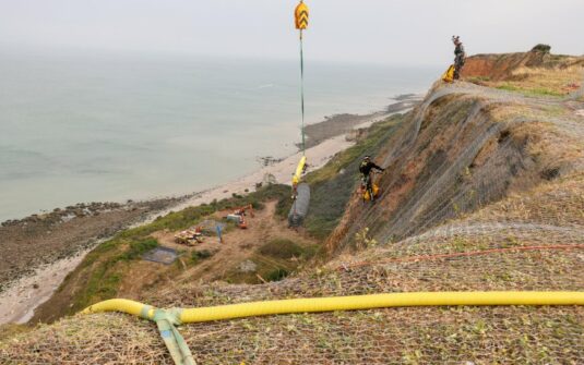 À Dollemard, Le Havre et le groupement Tersen -Colas s’attaquent à 300 000 m³ de déchets au pied d’une falaise - photo @ Philippe Bréard