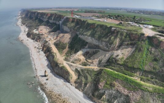 À Dollemard, Le Havre et le groupement Tersen -Colas s’attaquent à 300 000 m³ de déchets au pied d’une falaise - photo @ Philippe Bréard