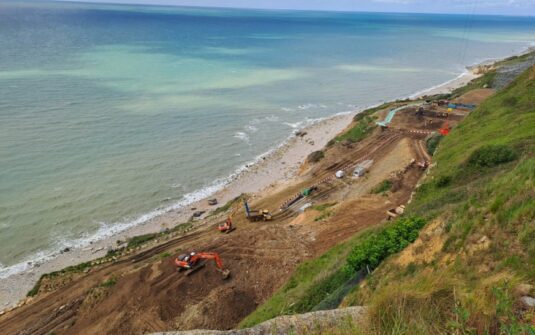 À Dollemard, Le Havre et le groupement Tersen -Colas s’attaquent à 300 000 m³ de déchets au pied d’une falaise - photo @ Philippe Bréard