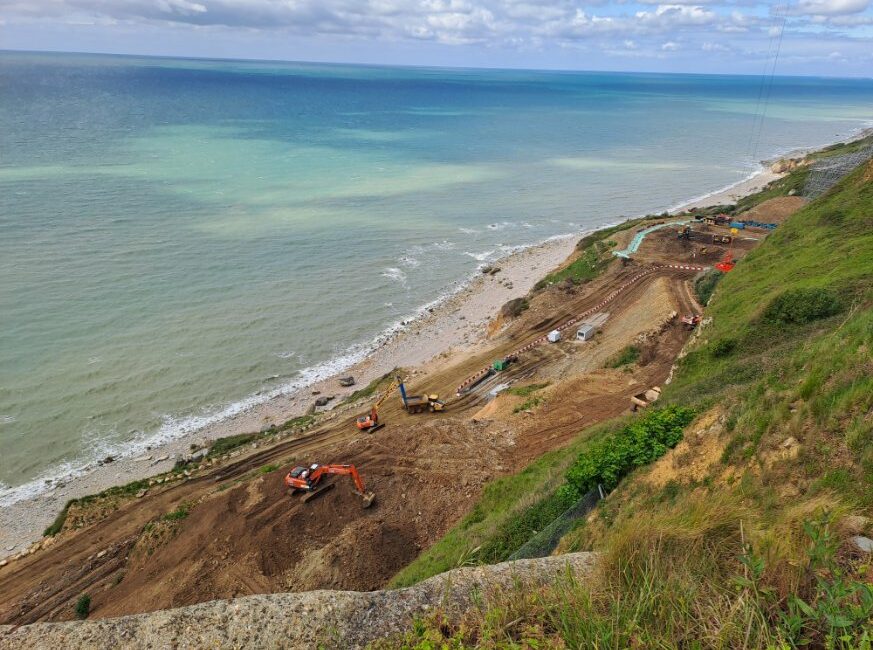 À Dollemard, Le Havre et le groupement Tersen -Colas s’attaquent à 300 000 m³ de déchets au pied d’une falaise - photo @ Philippe Bréard