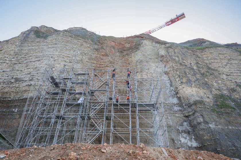 À Dollemard, Le Havre et le groupement Tersen -Colas s’attaquent à 300 000 m³ de déchets au pied d’une falaise - photo @ Philippe Bréard