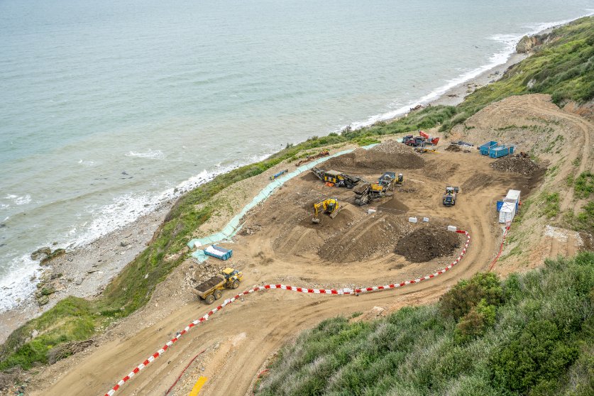 À Dollemard, Le Havre et le groupement Tersen -Colas s’attaquent à 300 000 m³ de déchets au pied d’une falaise - photo @ Philippe Bréard